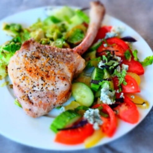 Côte de veau du Québec présentée dans une assiette, accompagnée de légumes frais — expérience culinaire raffinée Pour Le Chef