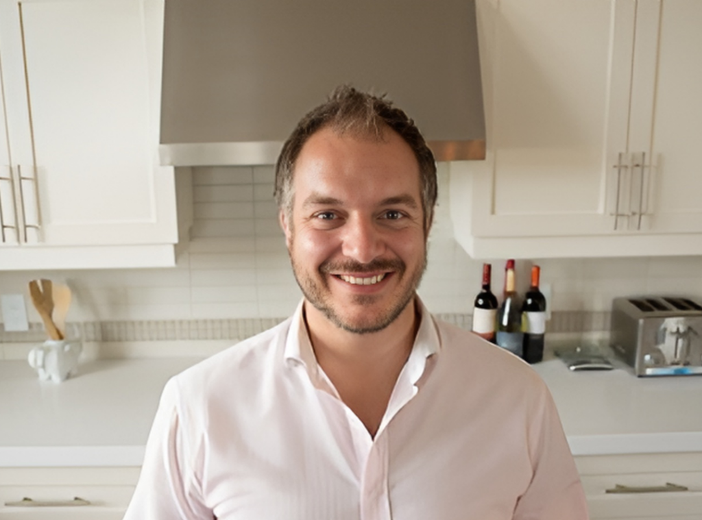 Homme en chemise dans une cuisine moderne, incarnant passion et innovation culinaire — inspiration Pour Le Chef