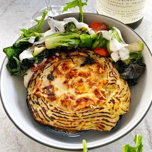 Coquilles aux fruits de mer authentiques, accompagnées d'une salade fraîche et d'une bouteille de vin blanc — raffinement culinaire Pour Le Chef