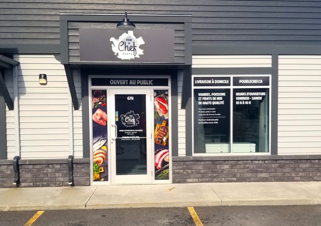 Boutique Pour Le Chef située à Roxton Pond, avec vitrine présentant viandes, poissons et fruits de mer haut de gamme — fraîcheur locale et savoir-faire