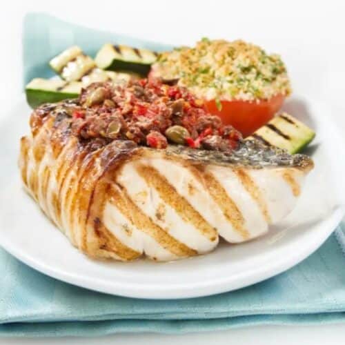 Bar du Chili servi avec courgettes grillées — fraîcheur et simplicité gourmande Pour Le Chef