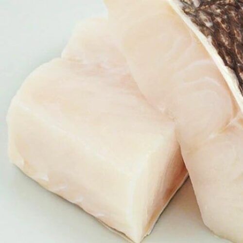 Deux pavés de bar du Chili avec la peau, prêts à cuire — fraîcheur et qualité Pour Le Chef