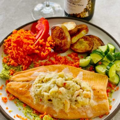 Truite des Bobines farcie aux fruits de mer, servie avec poivrons, courgettes et pommes de terre, dans une assiette accompagnée d'un verre de vin blanc - cuisine raffinée Pour Le Chef