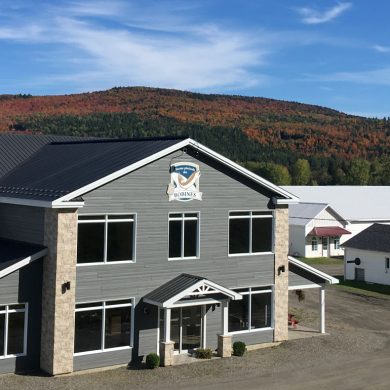 Bâtisse de la ferme de la pisciculture des Bobines, dédiée à l'élevage de truites au Québec